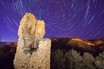 Autor: Javier Blanch Lavedán, Títol: Paisaje nocturno con trazos circunpolares concentricos y prisma rectangular en ruinas